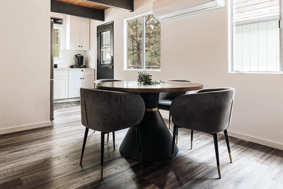Kitchen or kitchenette, Living room, Seating area, Dining area