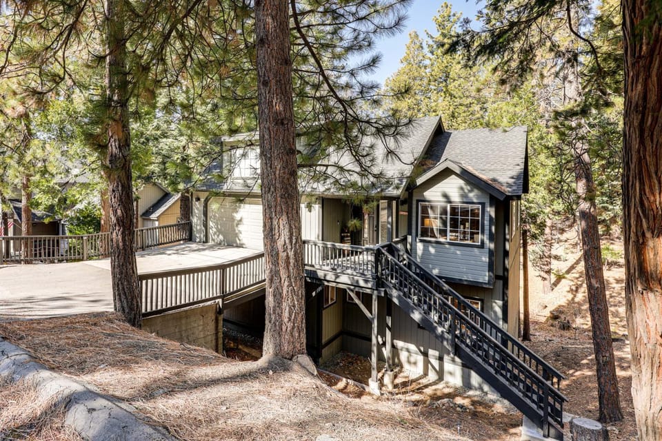 Swim, Hike, Ski and Unwind Lake Arrowhead Retreat! House in Lake Arrowhead