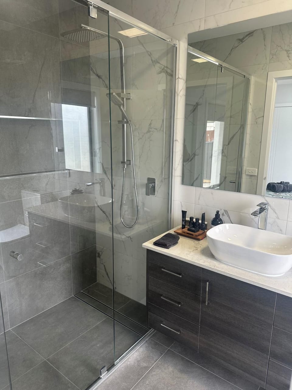 Lbarza New Exec 3BR Townhouse walk to shopping centre Apartment in Shepparton