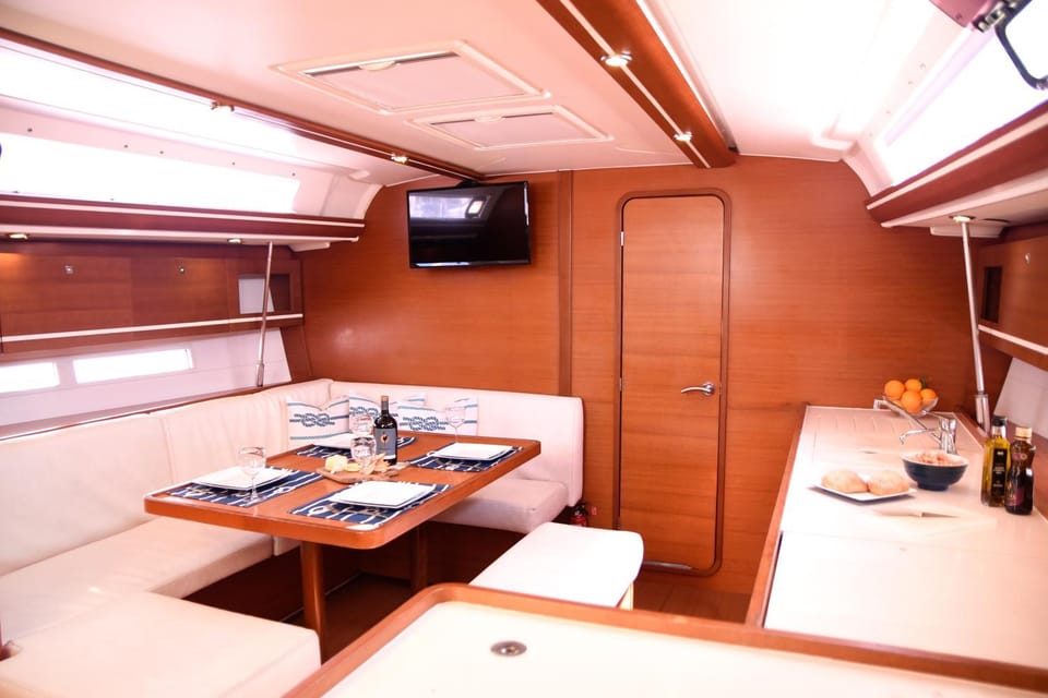 TV and multimedia, Kitchen or kitchenette, Living room, Seating area, Dining area