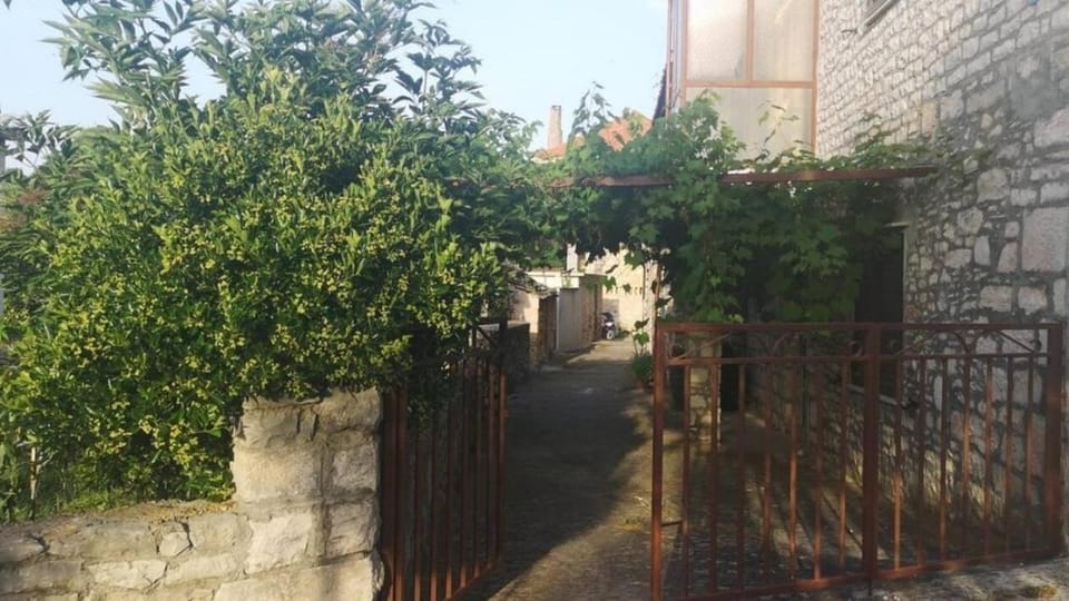 Location, children, Family