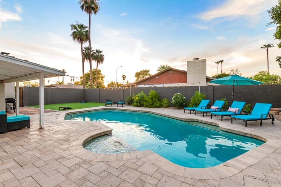 Obispo Modern Oasis with Heated Pool and BBQ House in Tempe