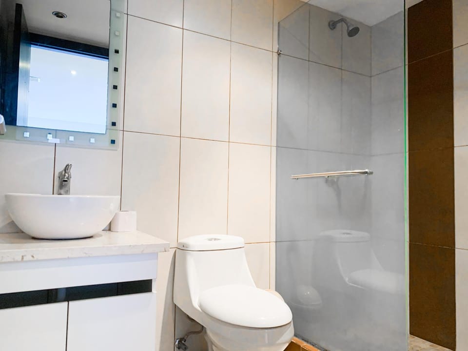 Shower, Toilet, Bathroom, towels