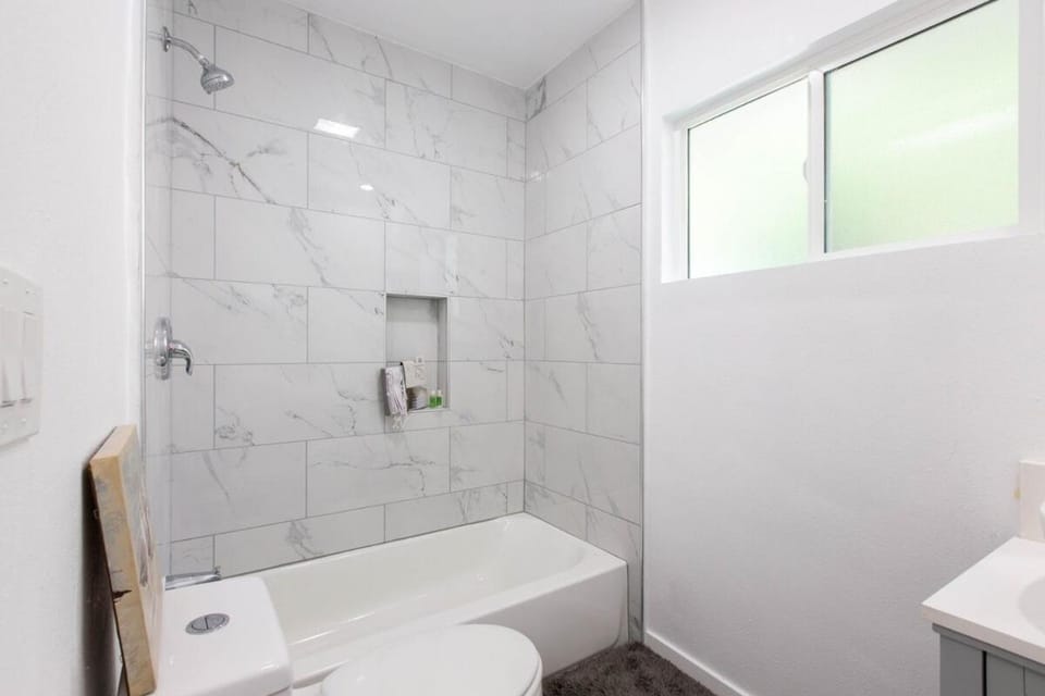 Shower, Toilet, Bathroom, Bath, towels