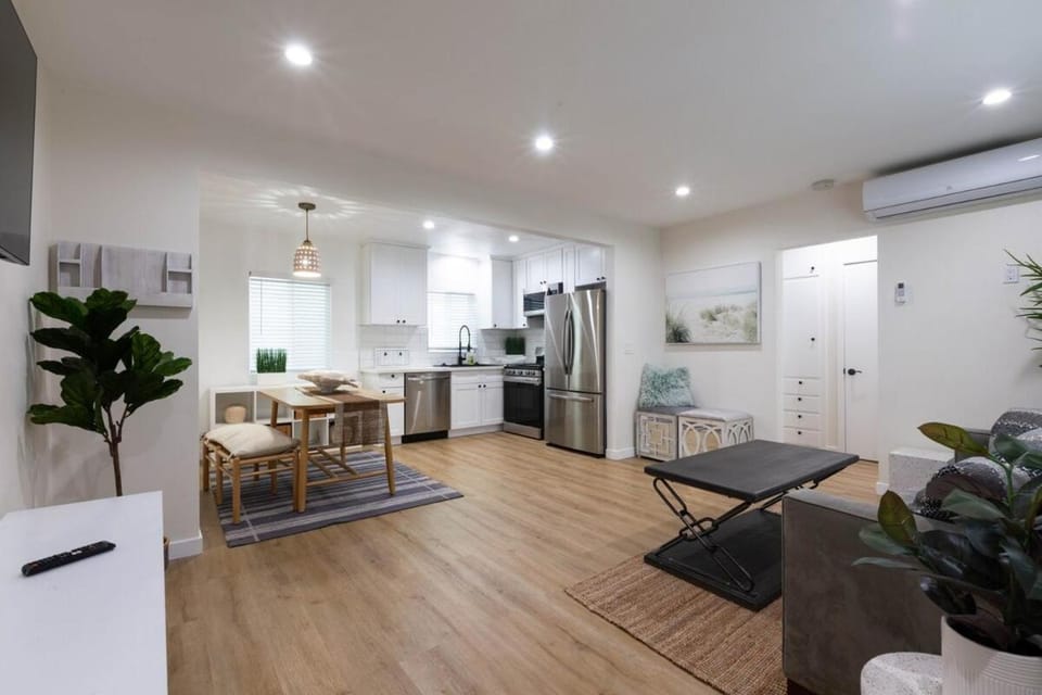 TV and multimedia, Kitchen or kitchenette, Living room, Seating area, Dining area, oven, pet friendly, air conditioner