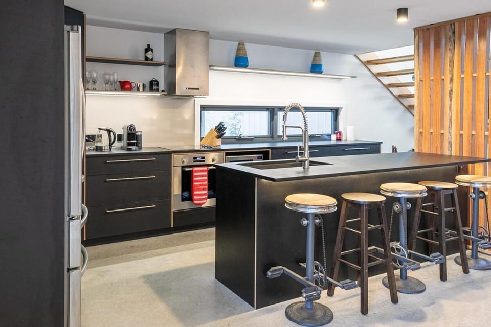 Coffee/tea facilities, Kitchen or kitchenette, dishwasher, oven, stove, toaster