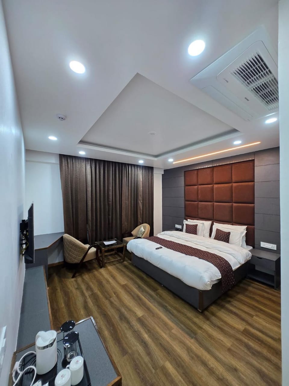 Seating area, Bedroom, air conditioner