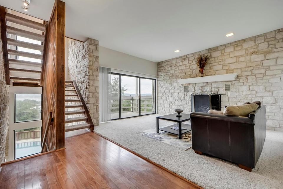 Panoramic Lake Views, Pool, Nature, Fun! House in Hudson Bend