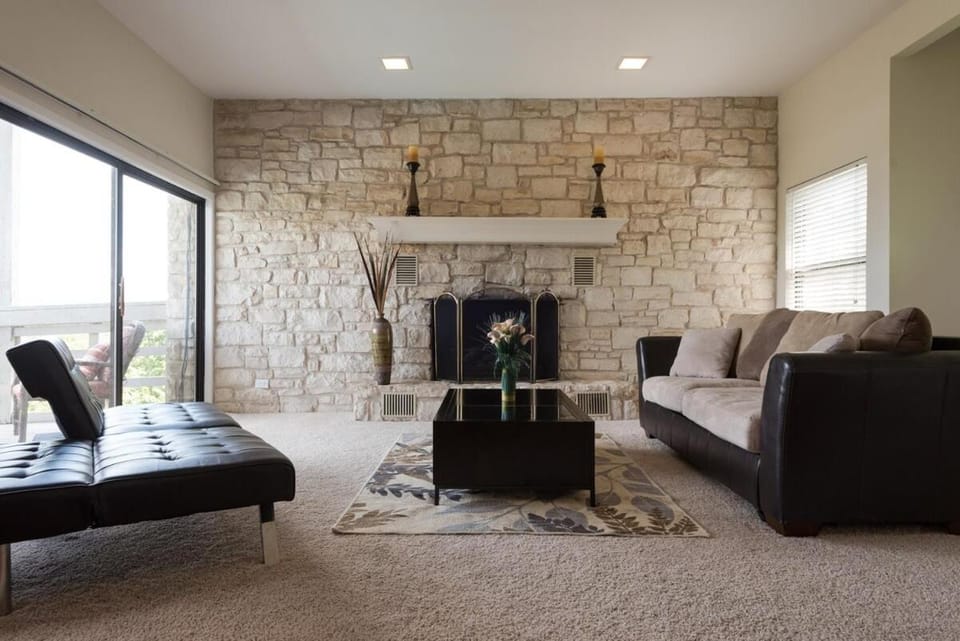 Panoramic Lake Views, Pool, Nature, Fun! House in Hudson Bend