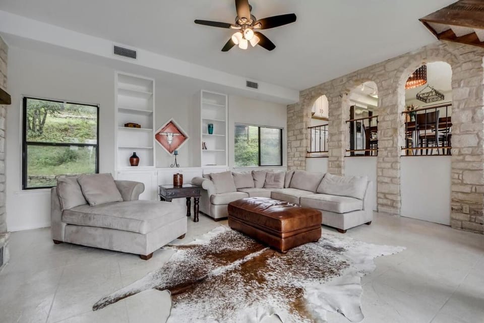 Panoramic Lake Views, Pool, Nature, Fun! House in Hudson Bend