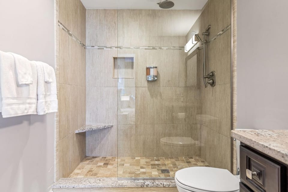 Shower, Toilet, Bathroom, towels