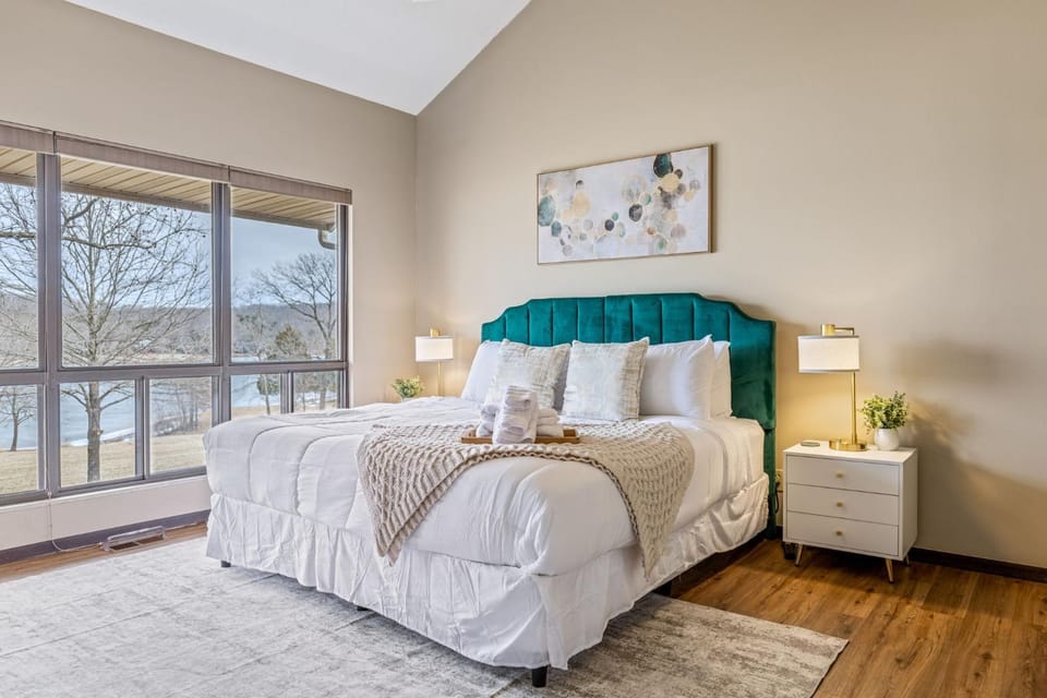 Bed, TV and multimedia, Bedroom, Lake view, Lake view, towels