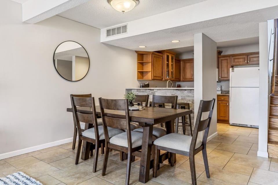 Kitchen or kitchenette, Dining area