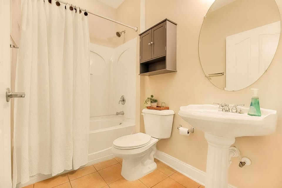 Shower, Toilet, Bathroom, Bath, towels