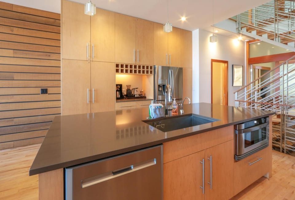 Four - River View Hot tub Luxurious Downtown Loft House in Hood River