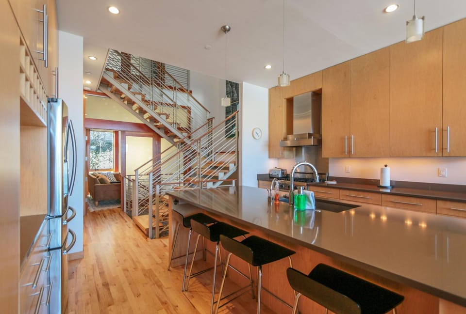 Four - River View Hot tub Luxurious Downtown Loft House in Hood River