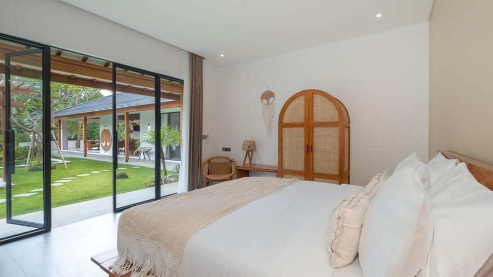 Bed, Garden, Photo of the whole room, Bedroom, Garden view