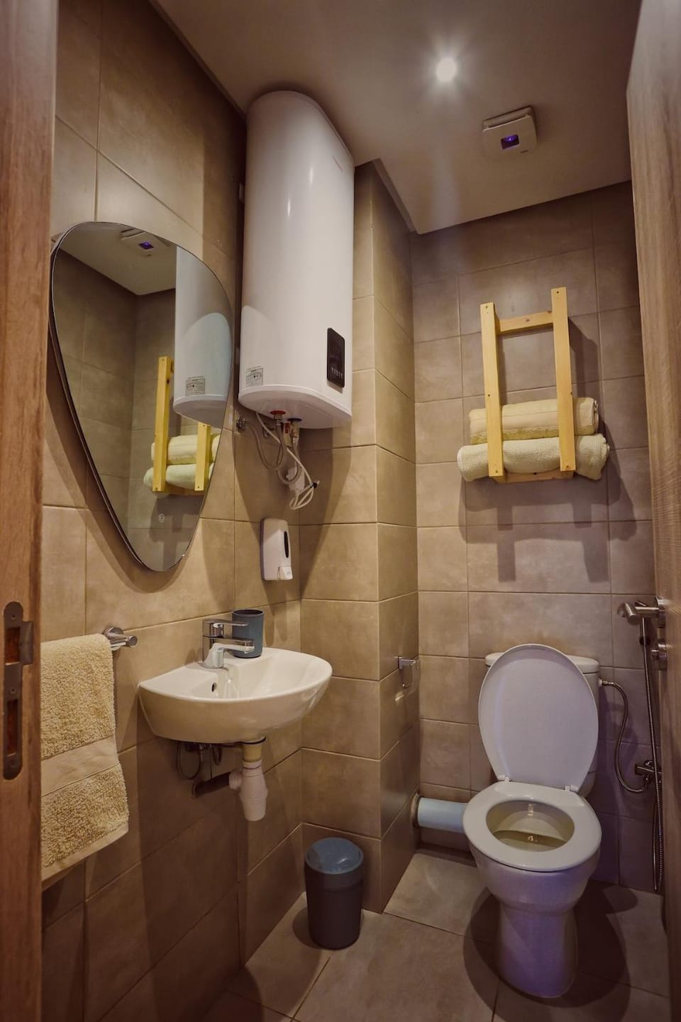 Toilet, bidet, towels