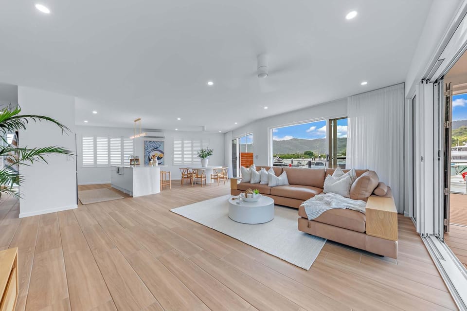 Whitsunday Waterfront Luxury at 19 The Cove House in Airlie Beach