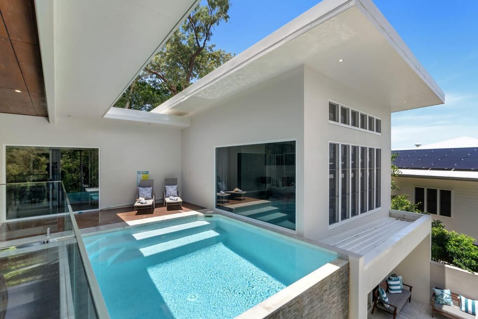 Property building, Patio, Day, Balcony/Terrace, Pool view, Swimming pool, sunbed