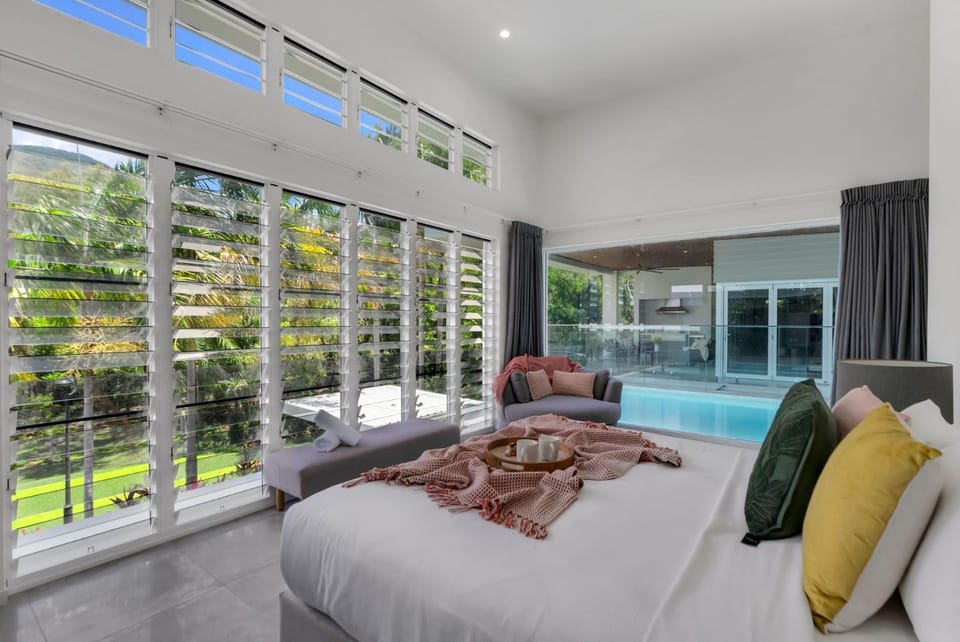 Bed, View (from property/room), Photo of the whole room, Seating area, Pool view, Swimming pool, towels