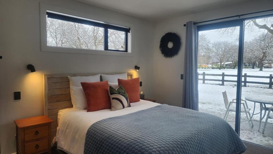 Private Ensuite Room in Lake Hayes Estate Apartment in Otago