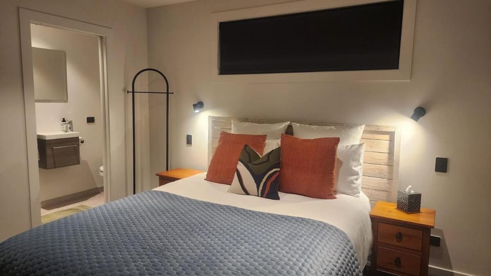 Private Ensuite Room in Lake Hayes Estate Apartment in Otago