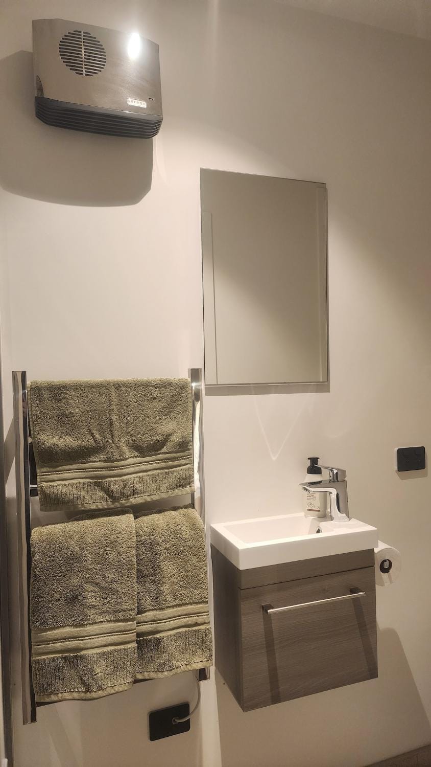 Private Ensuite Room in Lake Hayes Estate Apartment in Otago
