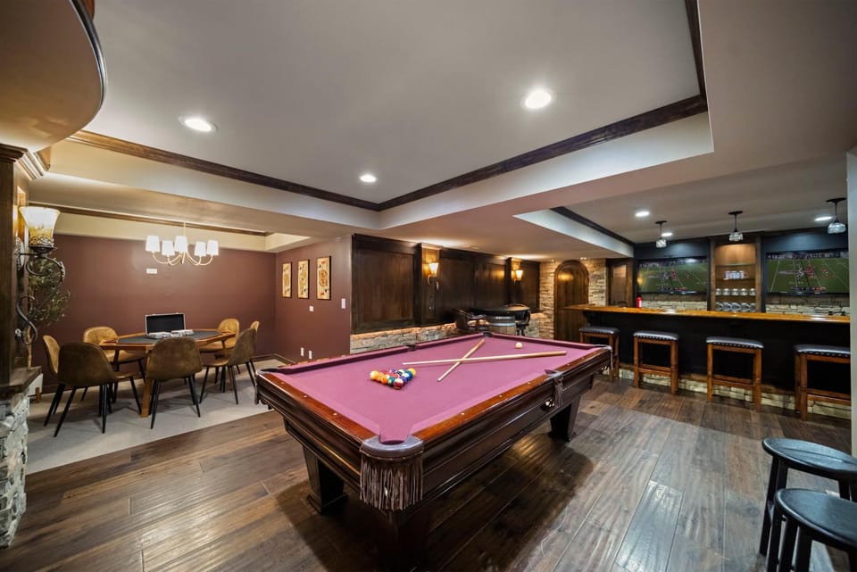 Billiard, Game Room, Lounge or bar