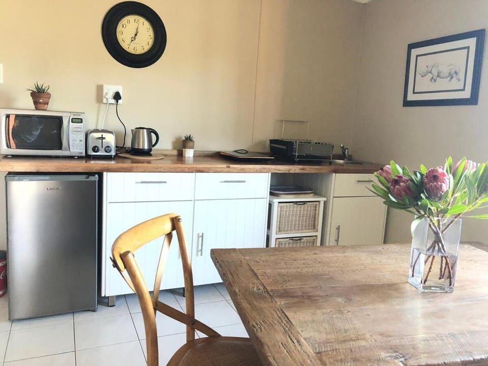 Coffee/tea facilities, Kitchen or kitchenette, Dining area, stove, toaster