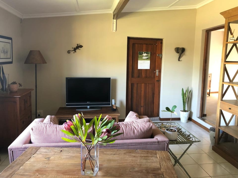 TV and multimedia, Living room, Seating area, Evening entertainment