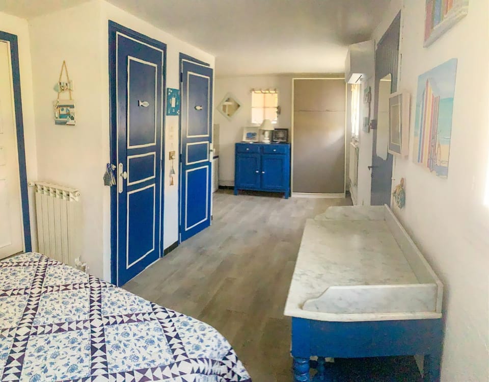Bed, Kitchen or kitchenette, Photo of the whole room, Bedroom
