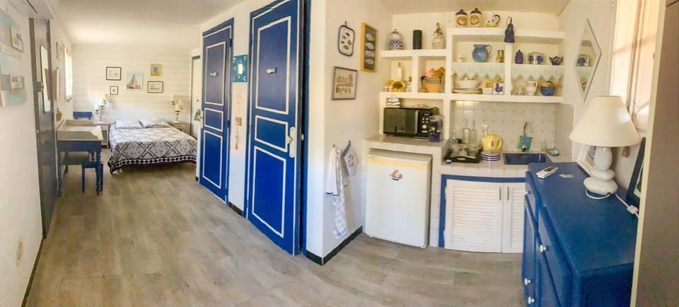 Bed, Kitchen or kitchenette, Photo of the whole room, Bedroom, oven, stove