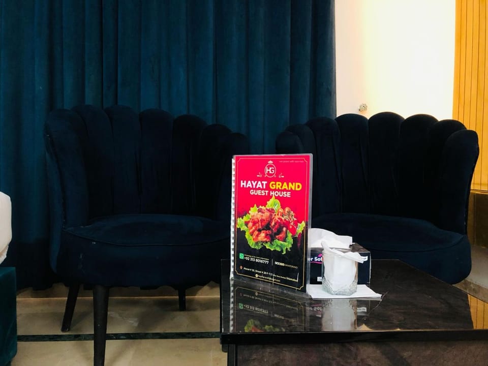 Coffee/tea facilities, Living room, Food and drinks, Seating area, Food