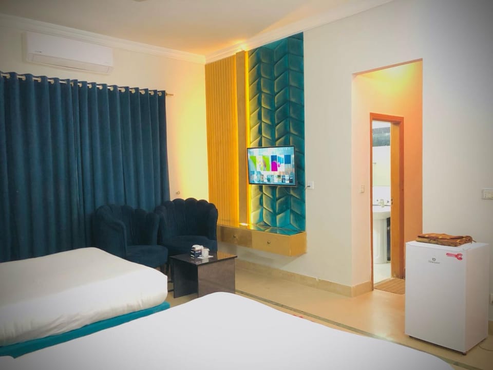 Bed, TV and multimedia, Photo of the whole room, Bedroom