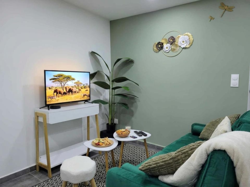 TV and multimedia, Living room, Dining area, Meals, internet, air conditioner