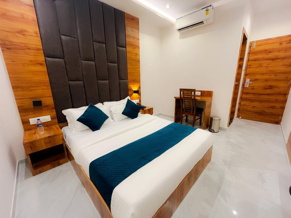 Bed, Living room, Photo of the whole room, Seating area, Bedroom, wardrobe, air conditioner