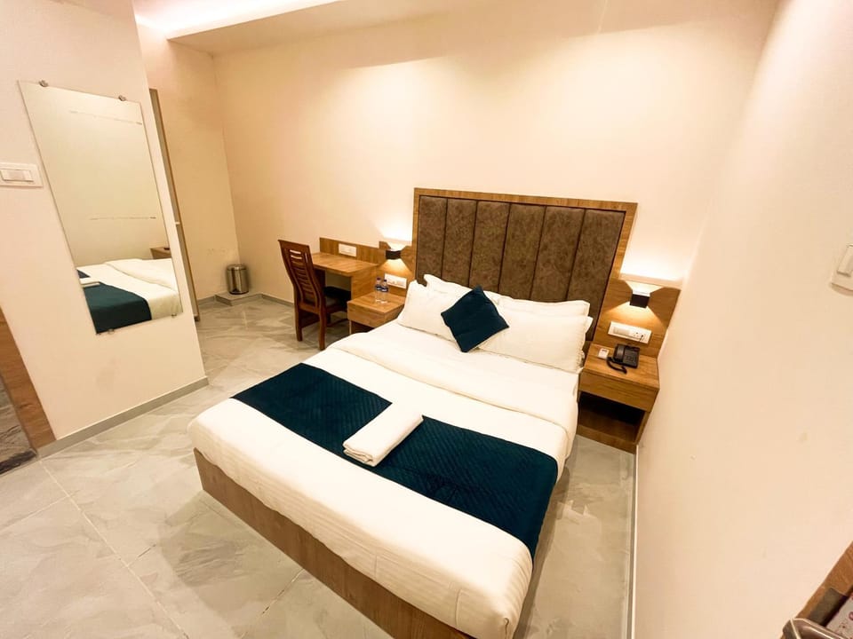 Bed, Living room, Photo of the whole room, Seating area, Bedroom, wardrobe