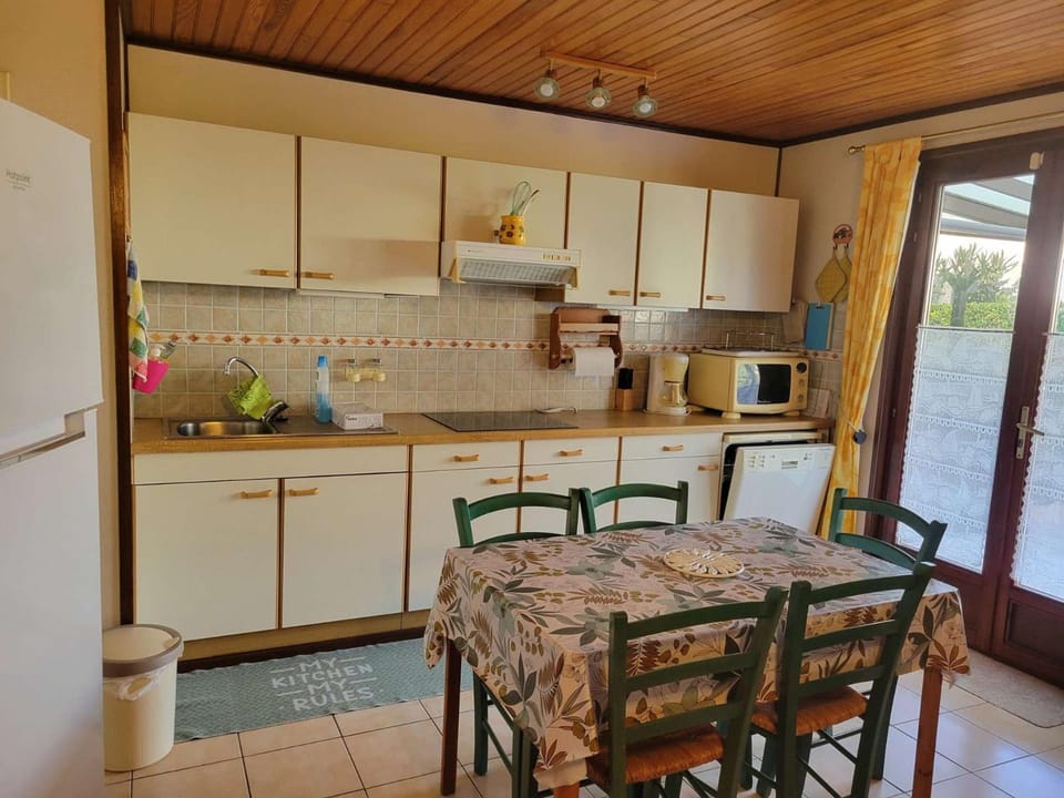 Kitchen or kitchenette, dishwasher, stove