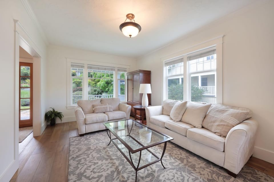 American Foursquare Craftsman Spacious and Light 4285 House in Hood River