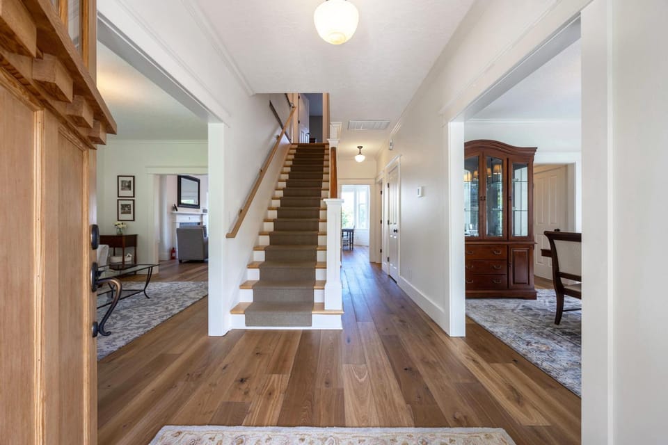 American Foursquare Craftsman Spacious and Light 4285 House in Hood River