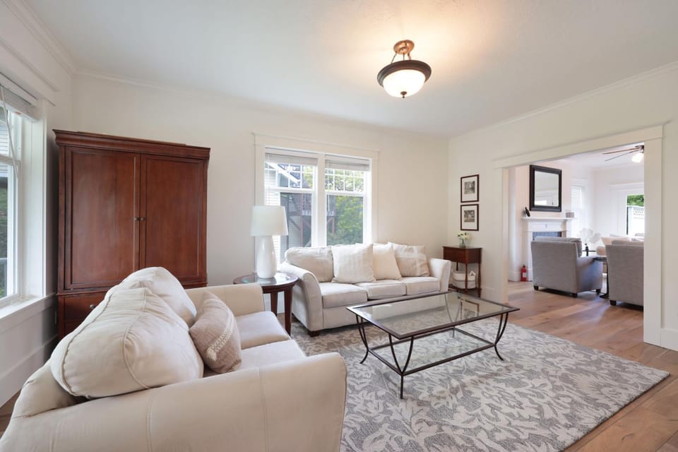 American Foursquare Craftsman Spacious and Light 4285 House in Hood River