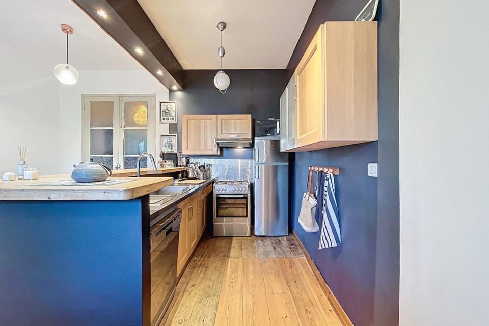 Kitchen or kitchenette, dishwasher, oven, stove