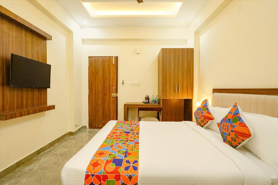 Bed, TV and multimedia, Bedroom
