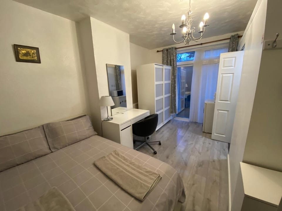 Modern bedroom with garden view Bed and Breakfast in Barking