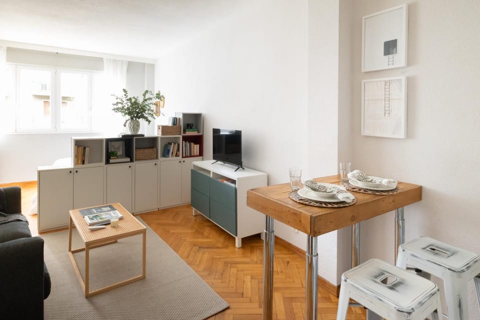 TV and multimedia, Living room, Seating area, Dining area