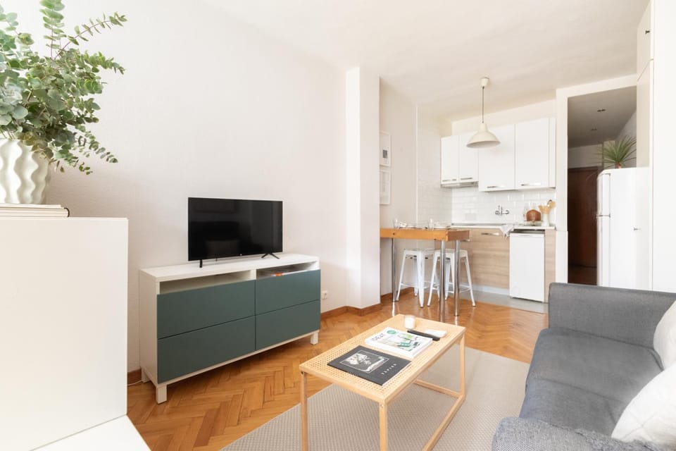 TV and multimedia, Kitchen or kitchenette, Living room, Seating area, Dining area