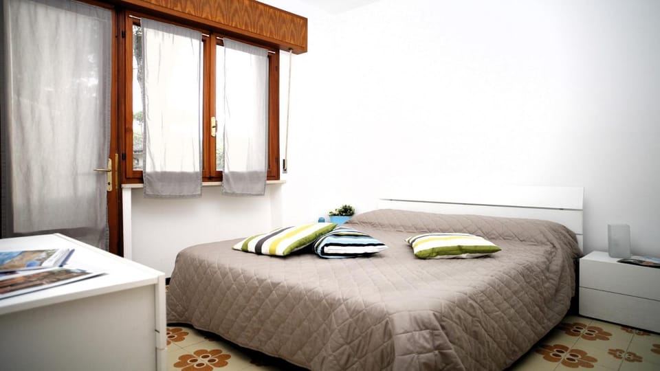 Bed, Photo of the whole room, Seating area, Bedroom