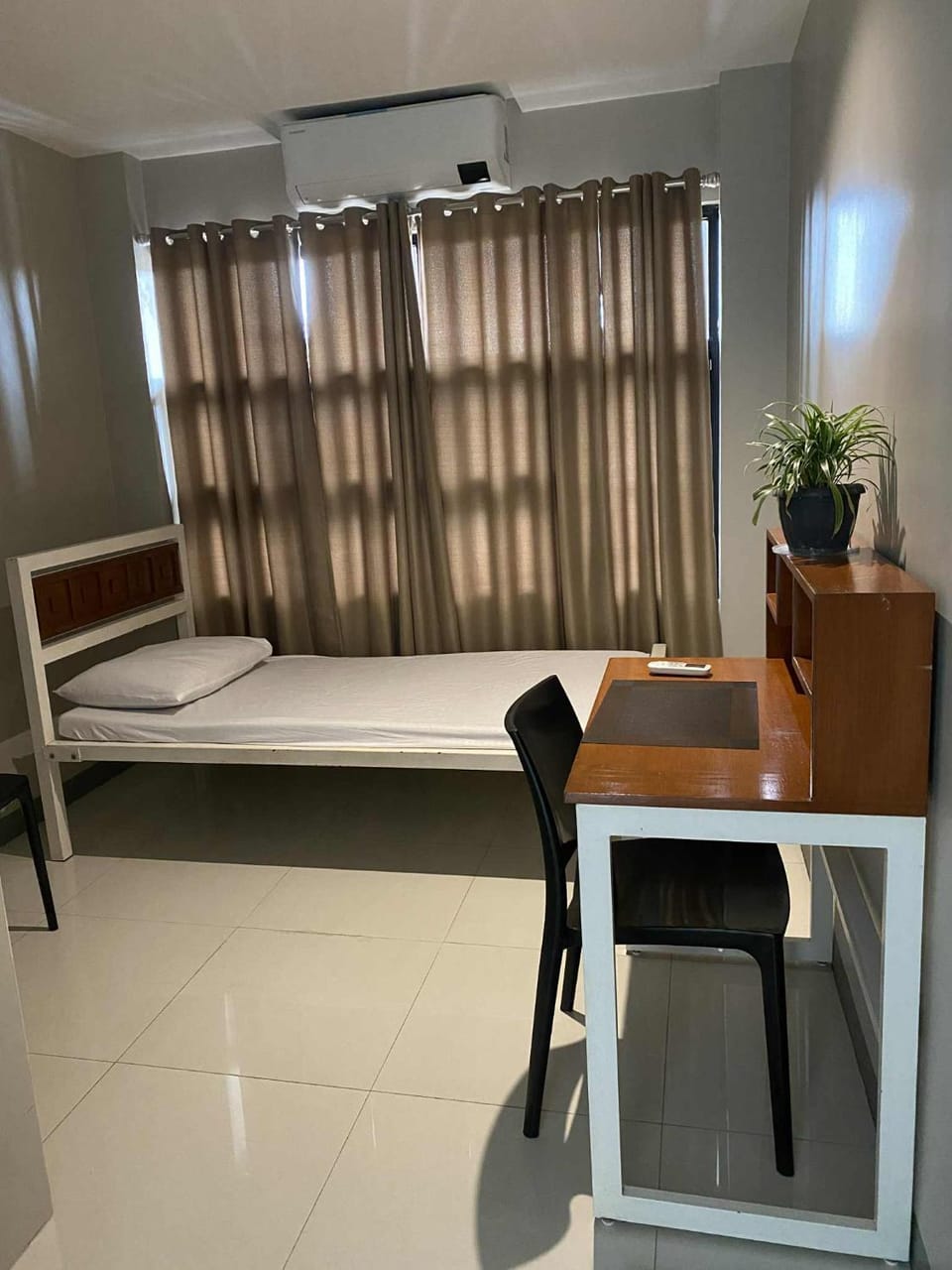 Bed, Seating area, air conditioner