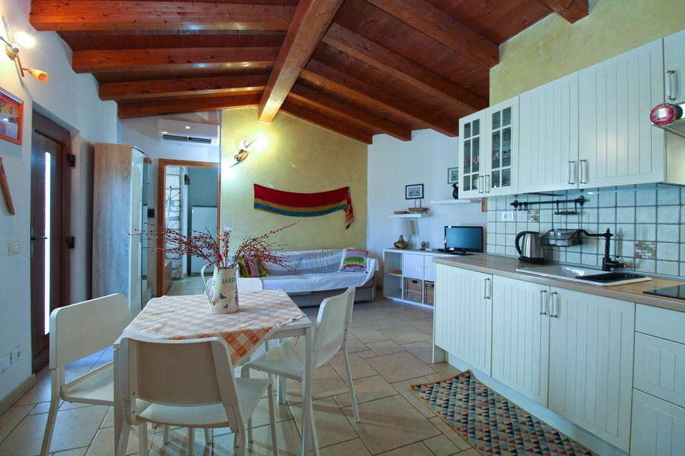 Kitchen or kitchenette, Seating area